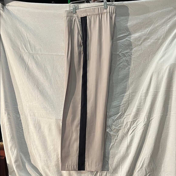 Zara Women's Beige Pants with Black Side Stripe - Picture 4 of 11